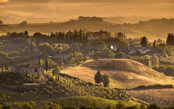 Où séjourner pour des vacances en Toscane avec des cours de cuisine italienne et des randonnées dans les collines?